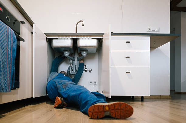 Professional Emergency Plumber technician working in Delcambre, LA